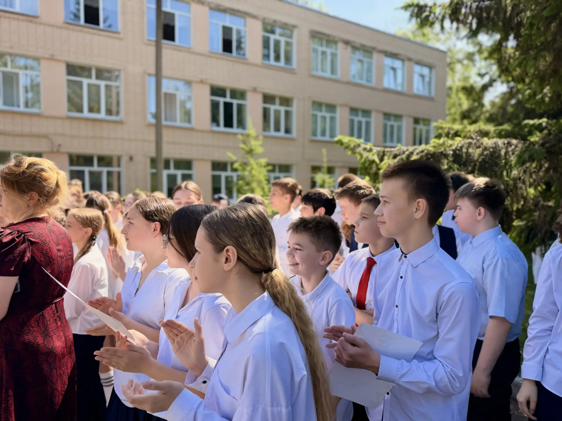 🎓Сегодня в школе прошла торжественная линейка, посвящённая окончанию учебного года.