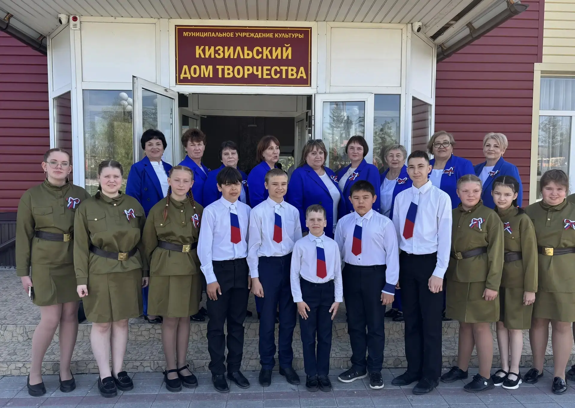 Сегодня, 7 мая, участники школьного хора "Росинка" под руководством Кошелевой С. Ц и Ще...