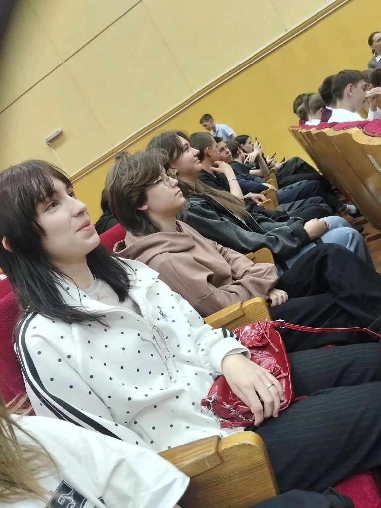 13 мая группа учащихся нашей школы посетила спектакль "Не покидай меня" Бугурусланского...