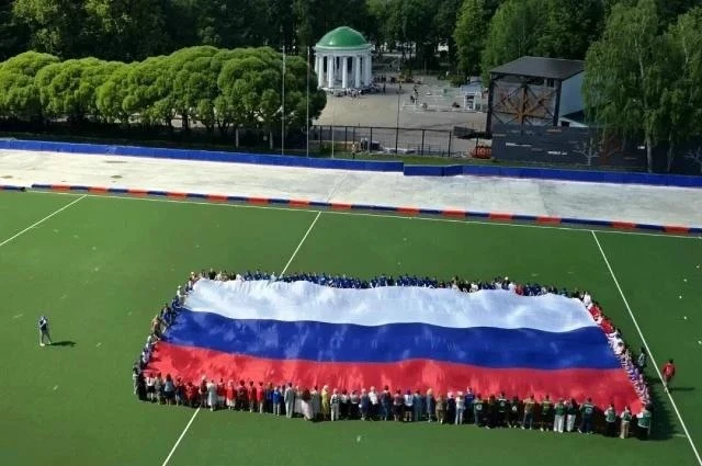 🇷🇺🎉 Огромный триколор в Перми на стадионе «Юность» развернули 12 июня в честь Дня России

Более 1