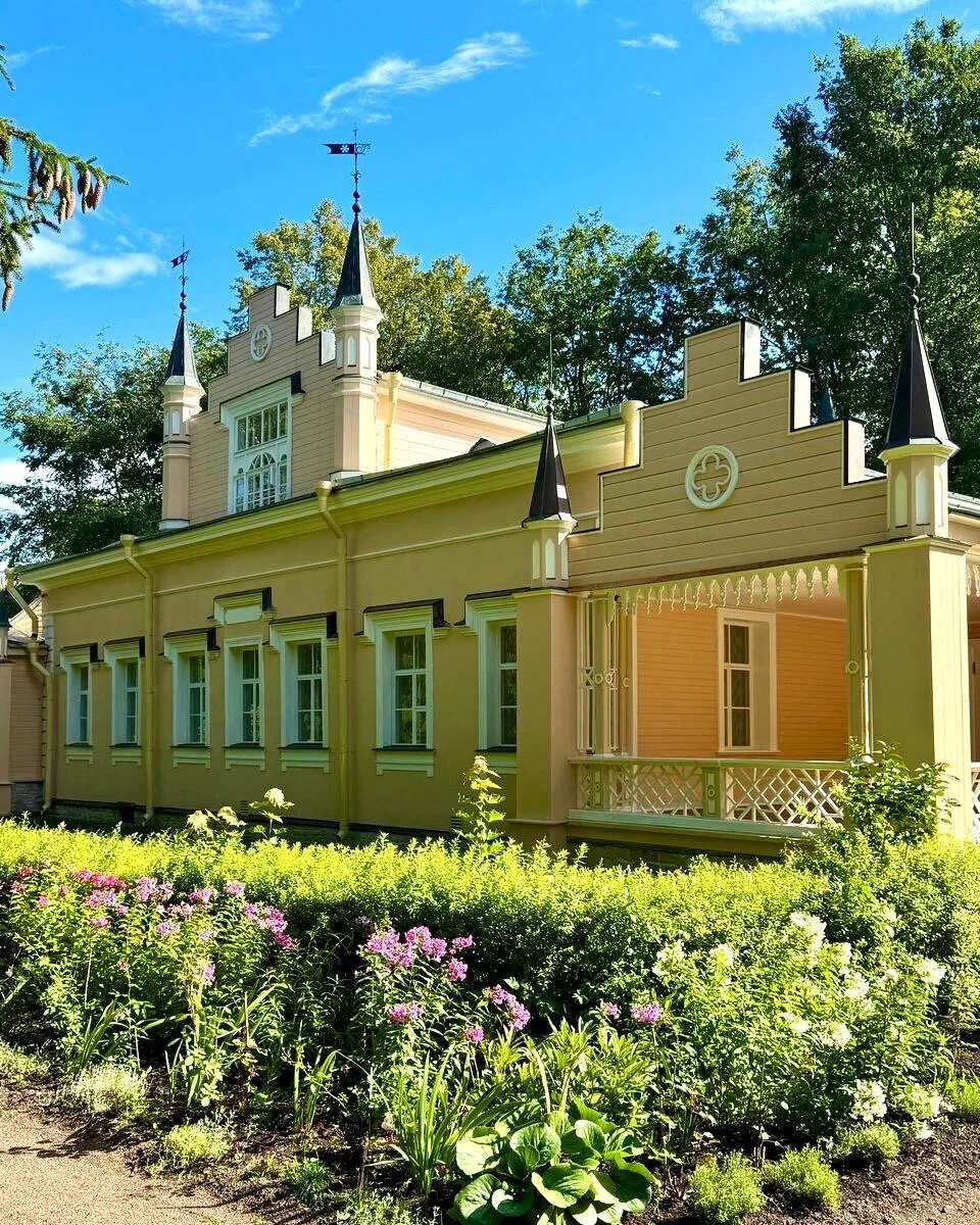Музей-усадьба Николая Рериха – место, где начинался путь великого художника.

В живописной деревне И