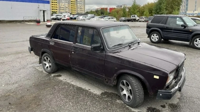 Барнаульцы угнали у девушки "ладу-баклажан" без сигнализации и со сломанным замком