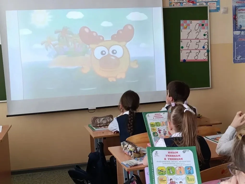 🛜 ИНТЕРНЕТ БЕЗ ОПАСНОСТИ   Сегодня в рамках недели кибербезопасности в 1 «А» классе (классный руково