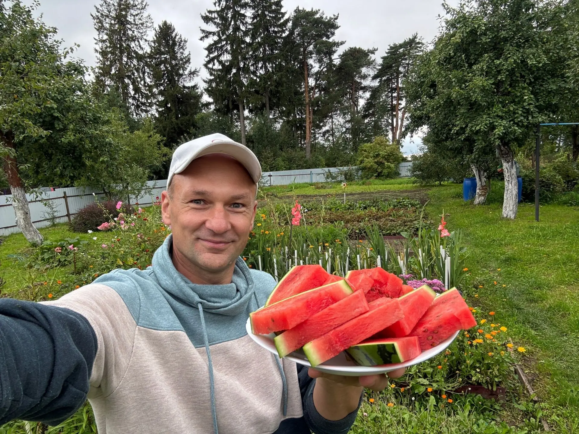 🍉 Арбузы везде, цены уже осенние и заманчивые весьма. А сколько вообще можно съесть ар...