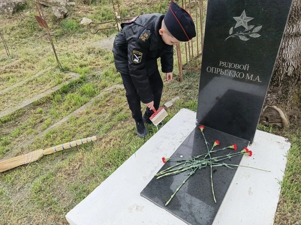 📍 Обучающиеся школы провели уборку воинских захоронений. В рамках патриотического воспитания и сохра