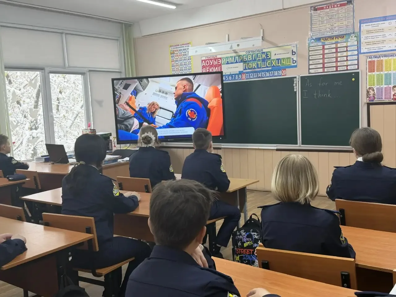 Утро понедельника началось с поднятия флага РФ 🇷🇺 исполнения Гимна РФ и старта марафона «Наследники 