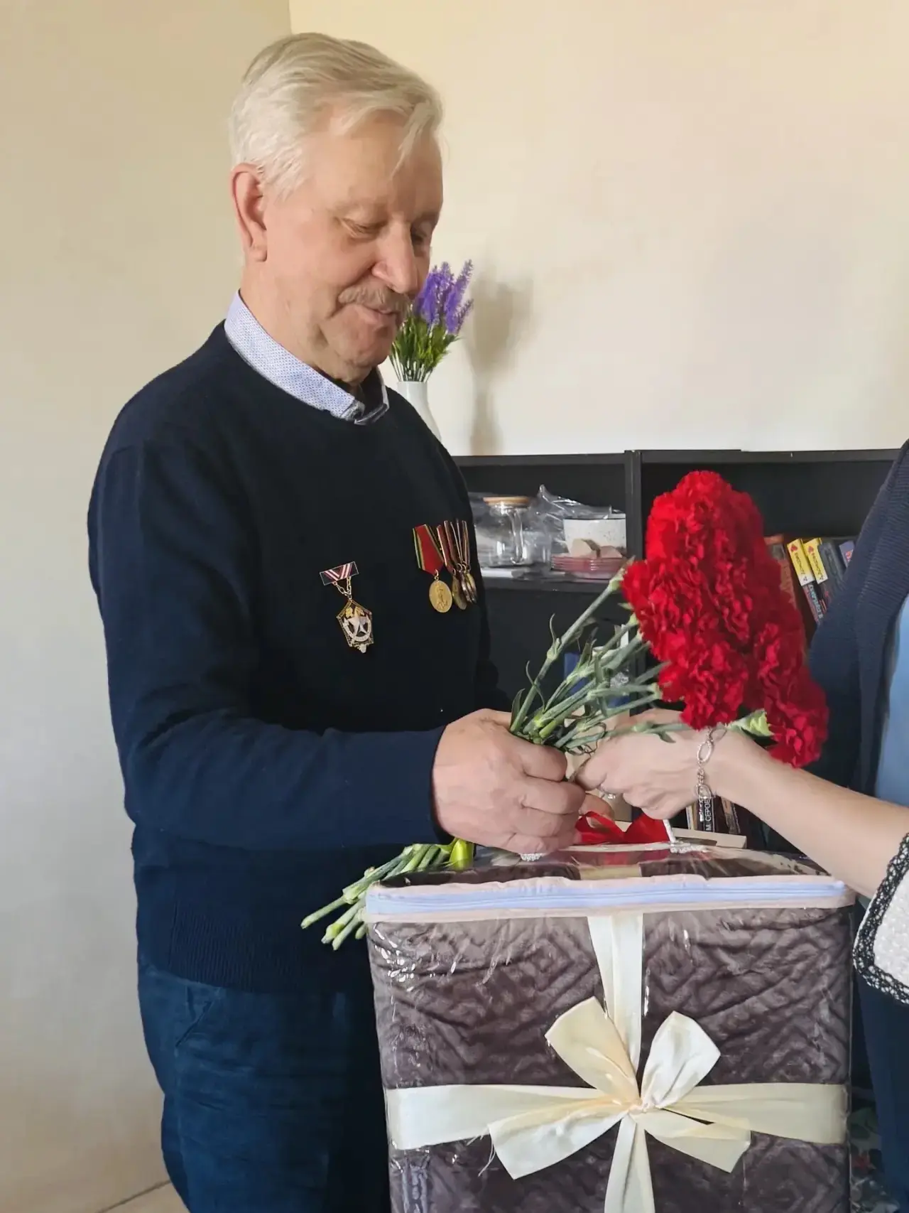 В преддверии праздника Юрий Алексеевич Салимурзаев получил поздравления от директора Де...
