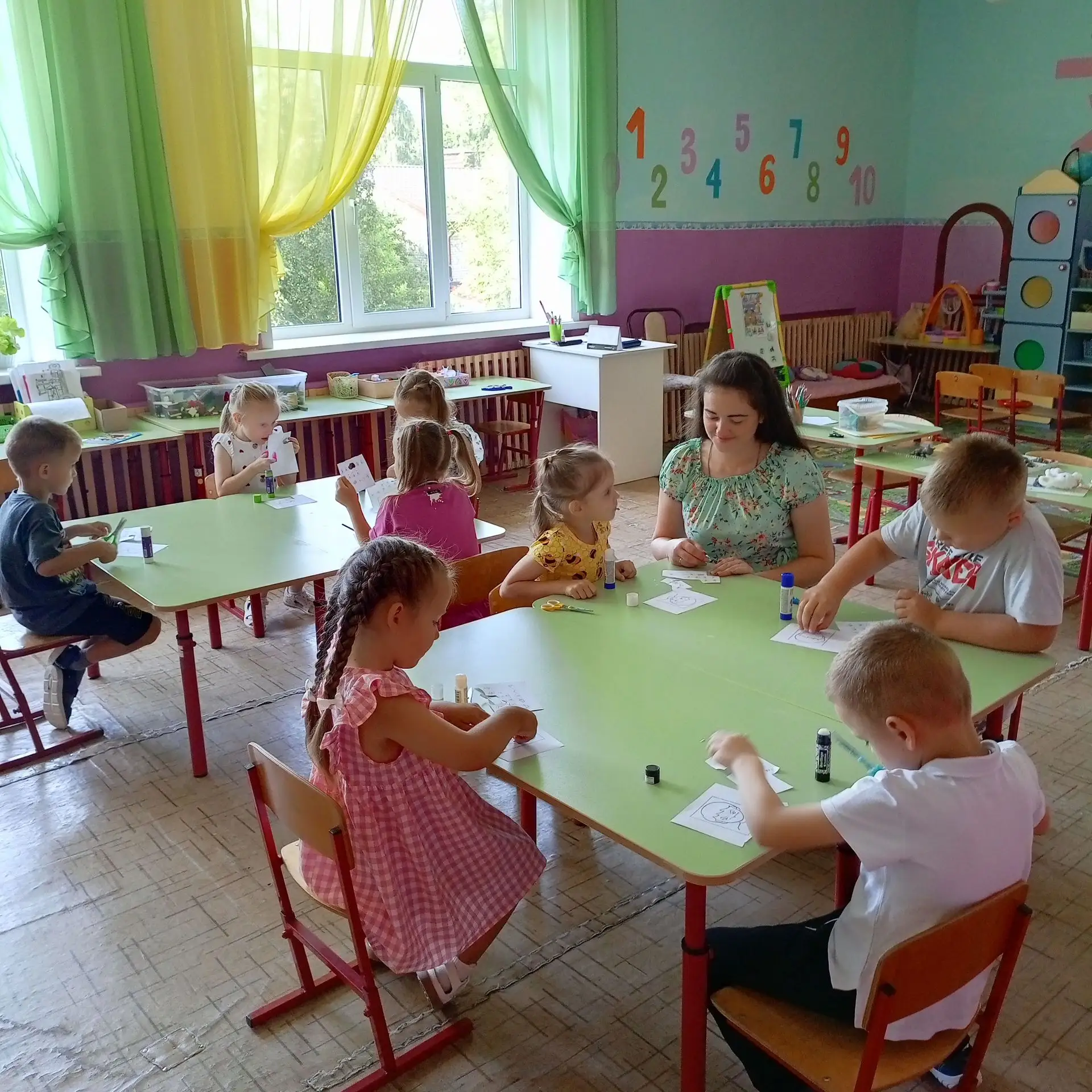 Сегодня ребята подготовительной группы выполнили увлекательных 2 задания.
Первое задание далось ребя