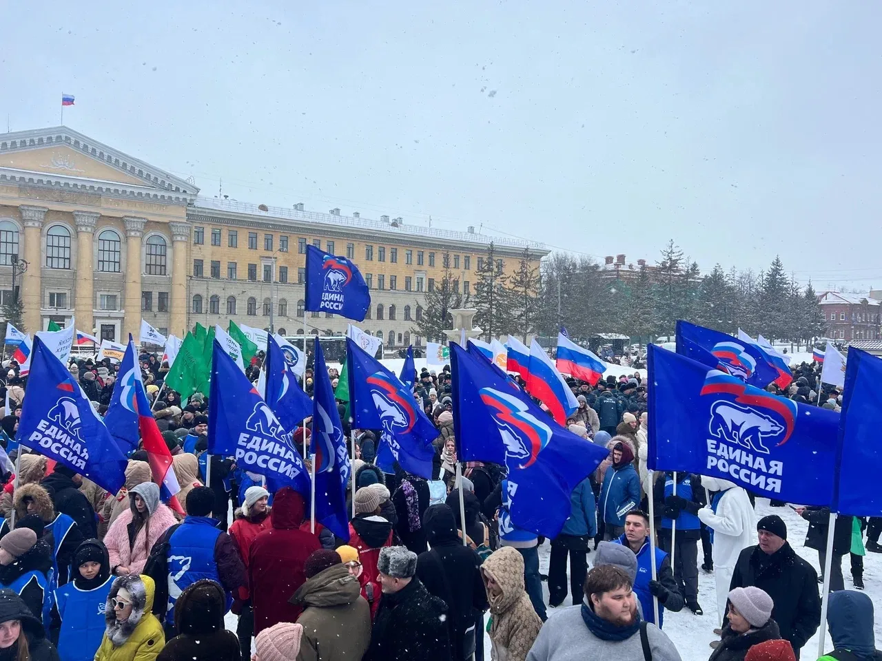 Крымская весна: Единая Россия приняла участие в митинг-концерте на Ново-Соборной площади  В программ