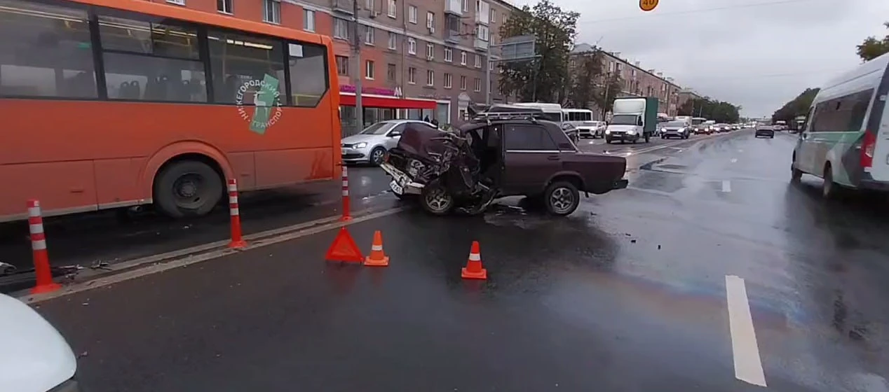 Легковушка столкнулась с автобусом в Ленинском районе