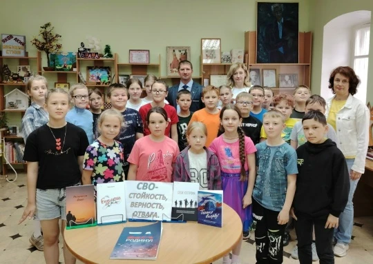 Сегодня в нашей библиотеке состоялась встреча с ветераном боевых действий в зоне СВО Дм...