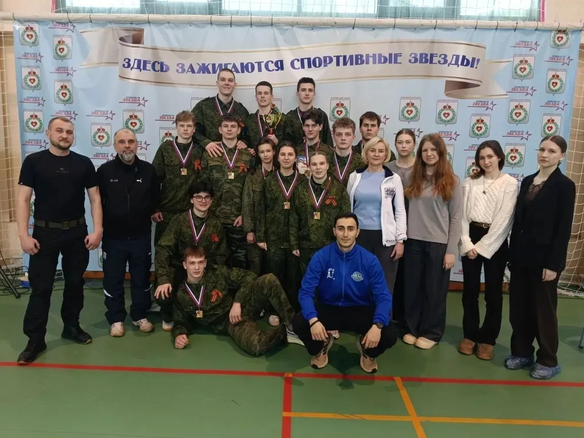 Команда нашей школы заняла первое место в конкурсе "К защите Родины готов!"  Было девять команд, но 