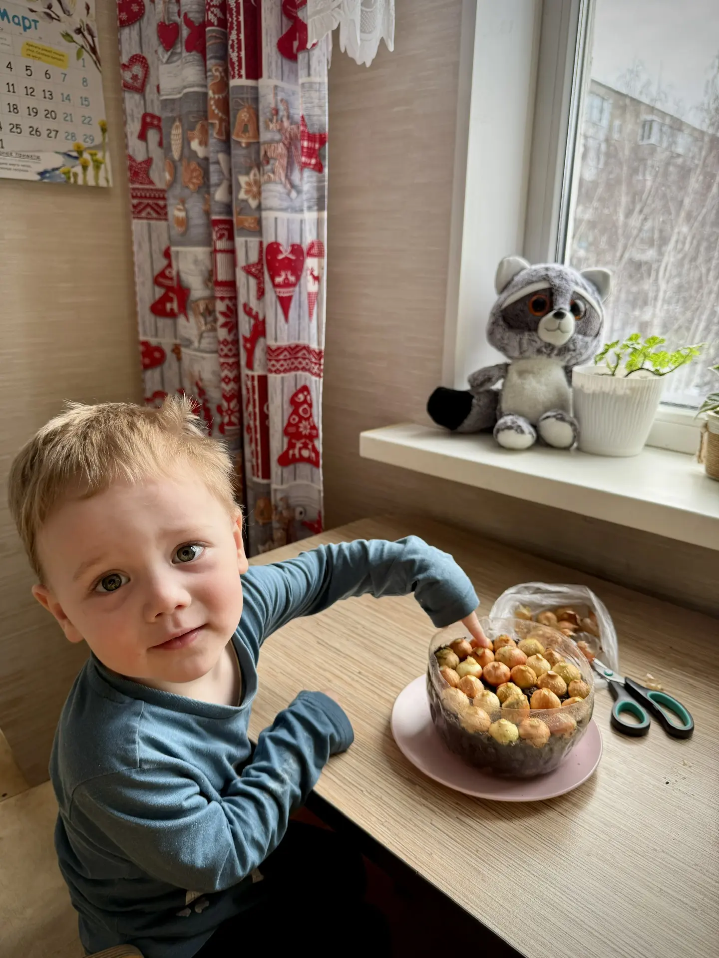 🧅 Сегодня посадили с Мишкой третью партию лука. 
И могу сказать, что это правда получается очень бю