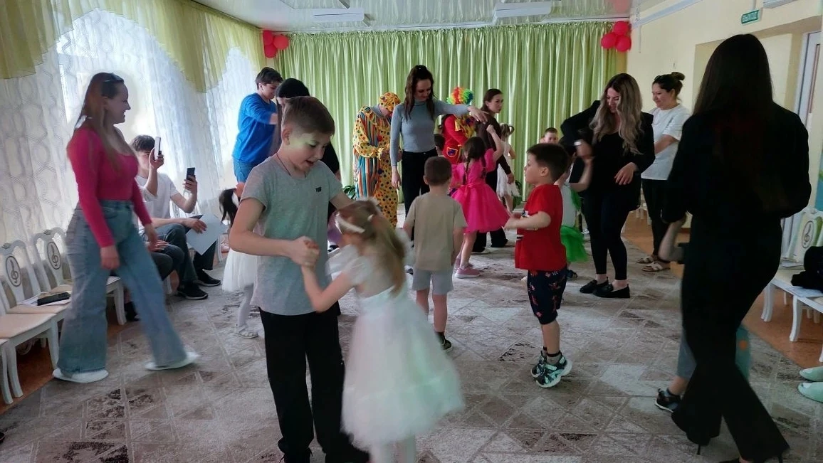 У ребят и их родителей в семейном клубе "Первые шаги" прошёл тёплый и радостный выпускной праздник🥰
