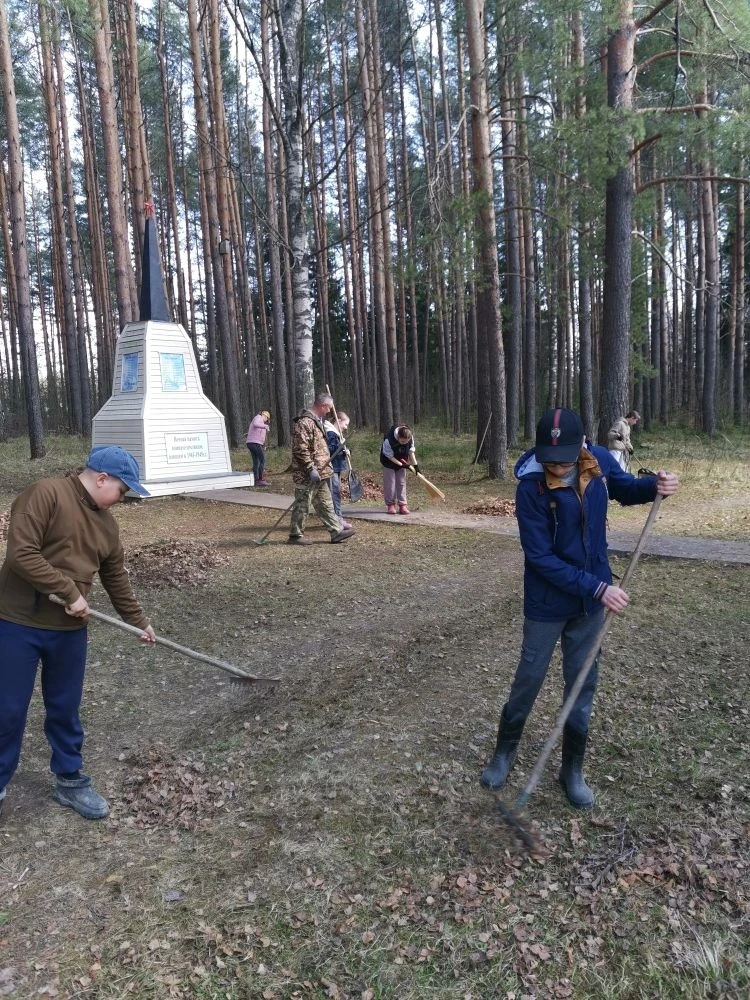 Майские выходные наши дети провели с пользой. Привели в порядок территорию  около памятника , убрали