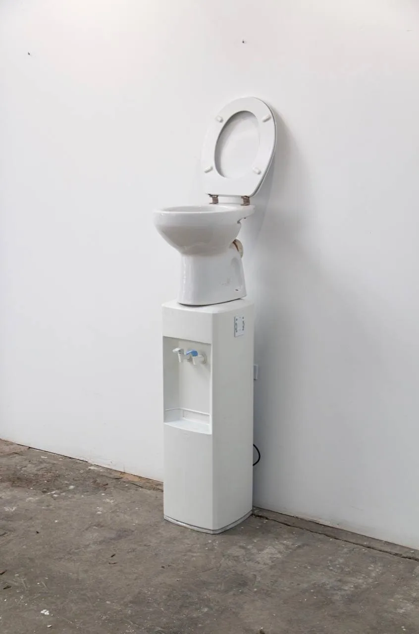 🚽 Кулер с УНИТАЗОМ вместо бутыли придумал художник Octavi Serra.

Необычная инсталляция напоминает 