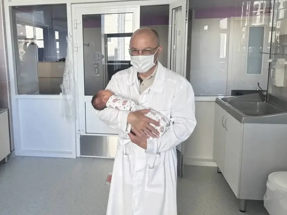 Многодетный отец и депутат Василий Гвоздев заинтриговал подписчиков фотографией с младенцем  Ничего 
