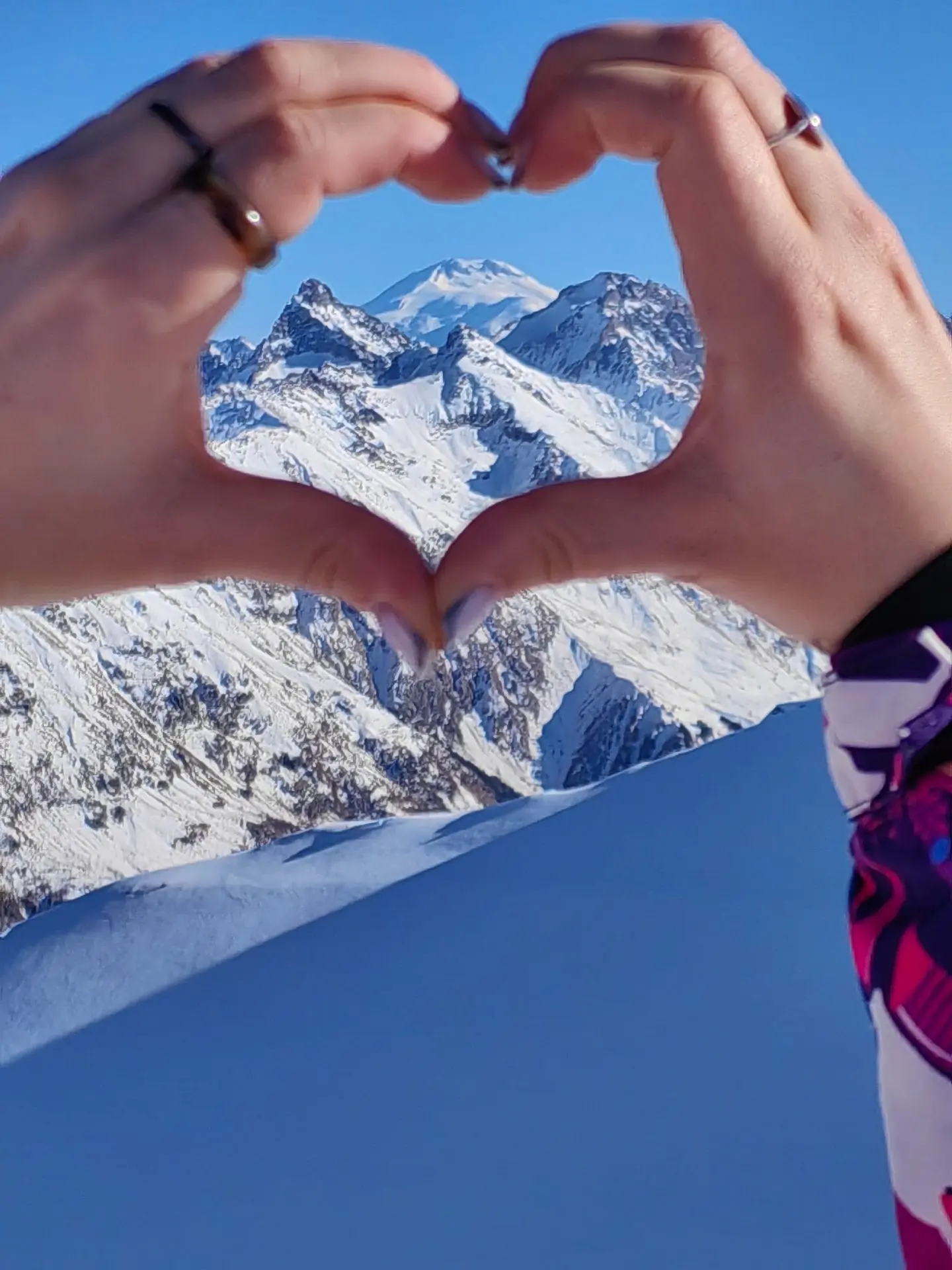 Всем привет! Завтра Домбай ❄️ для всех 💃🏃‍♀️🤳⛷️🏂🧘‍♀️ Есть два горящих 🔥 местечка с хорошей скидкой .