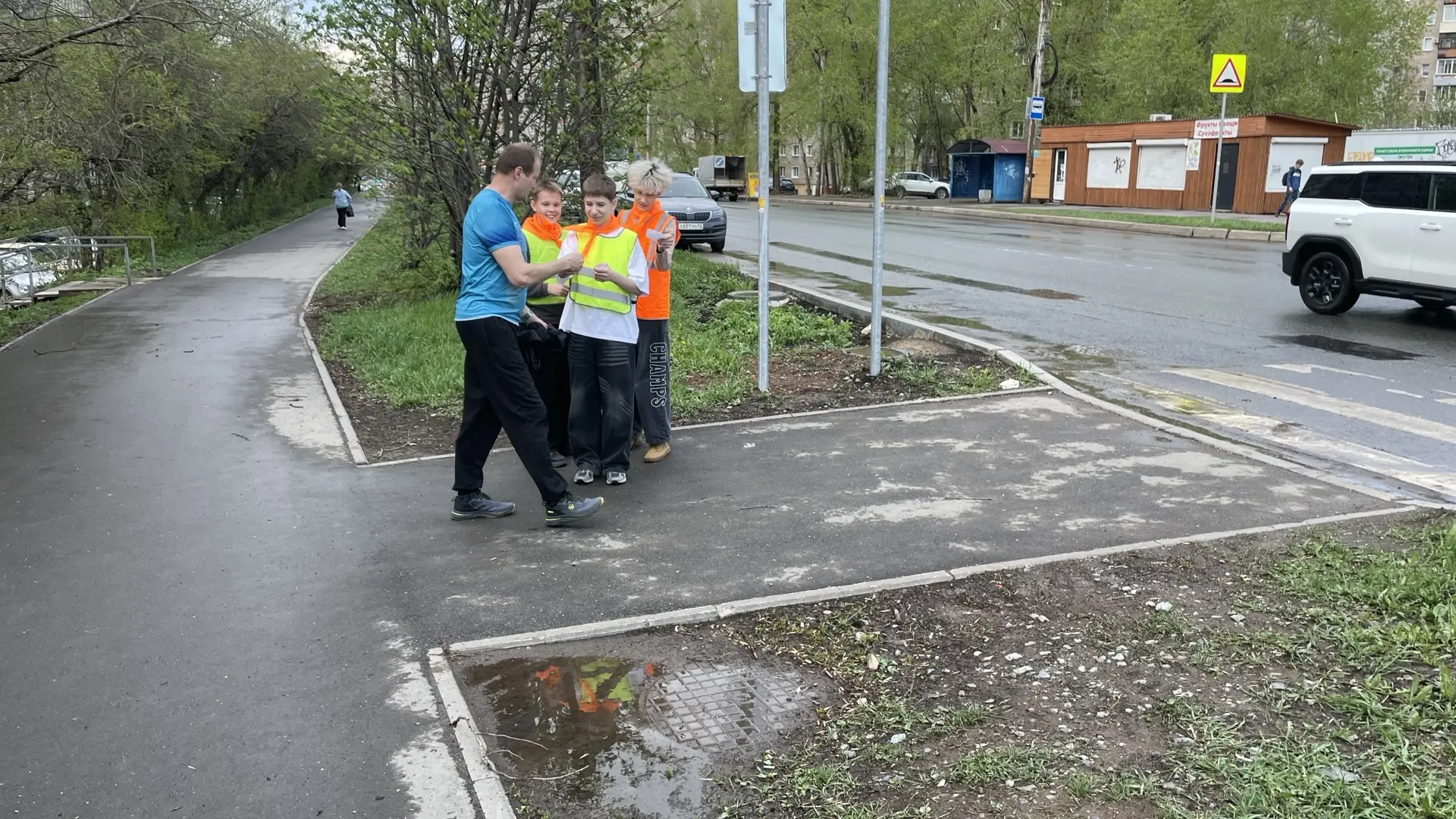 📢 Учащиеся нашей школы присоединились к городской акции «Безопасный переход»!  Ребята вышли на улицы