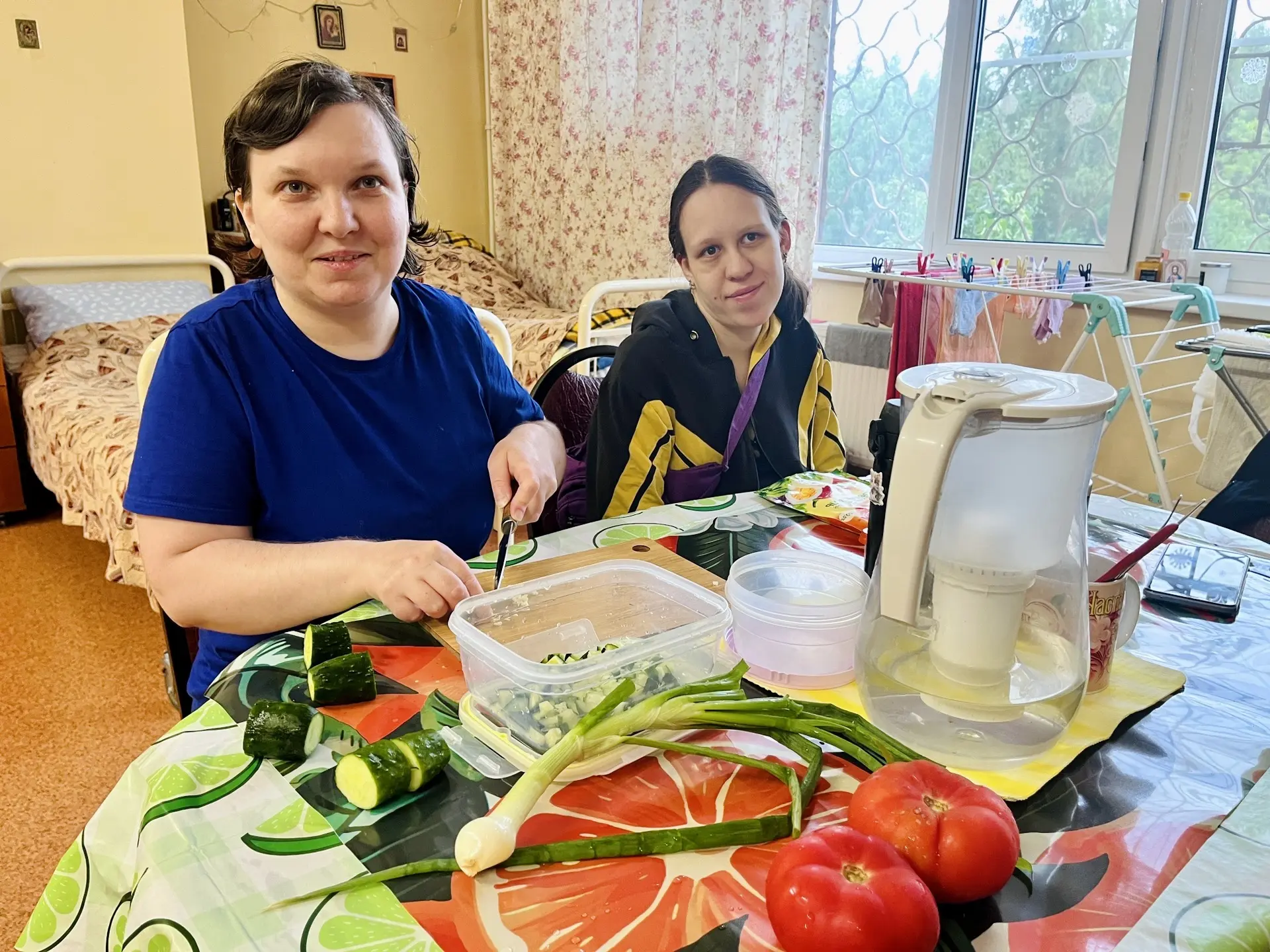 Когда нужно что-то приготовить на скорую руку, Катюша с 4-го отделения часто готовит овощной салат. 
