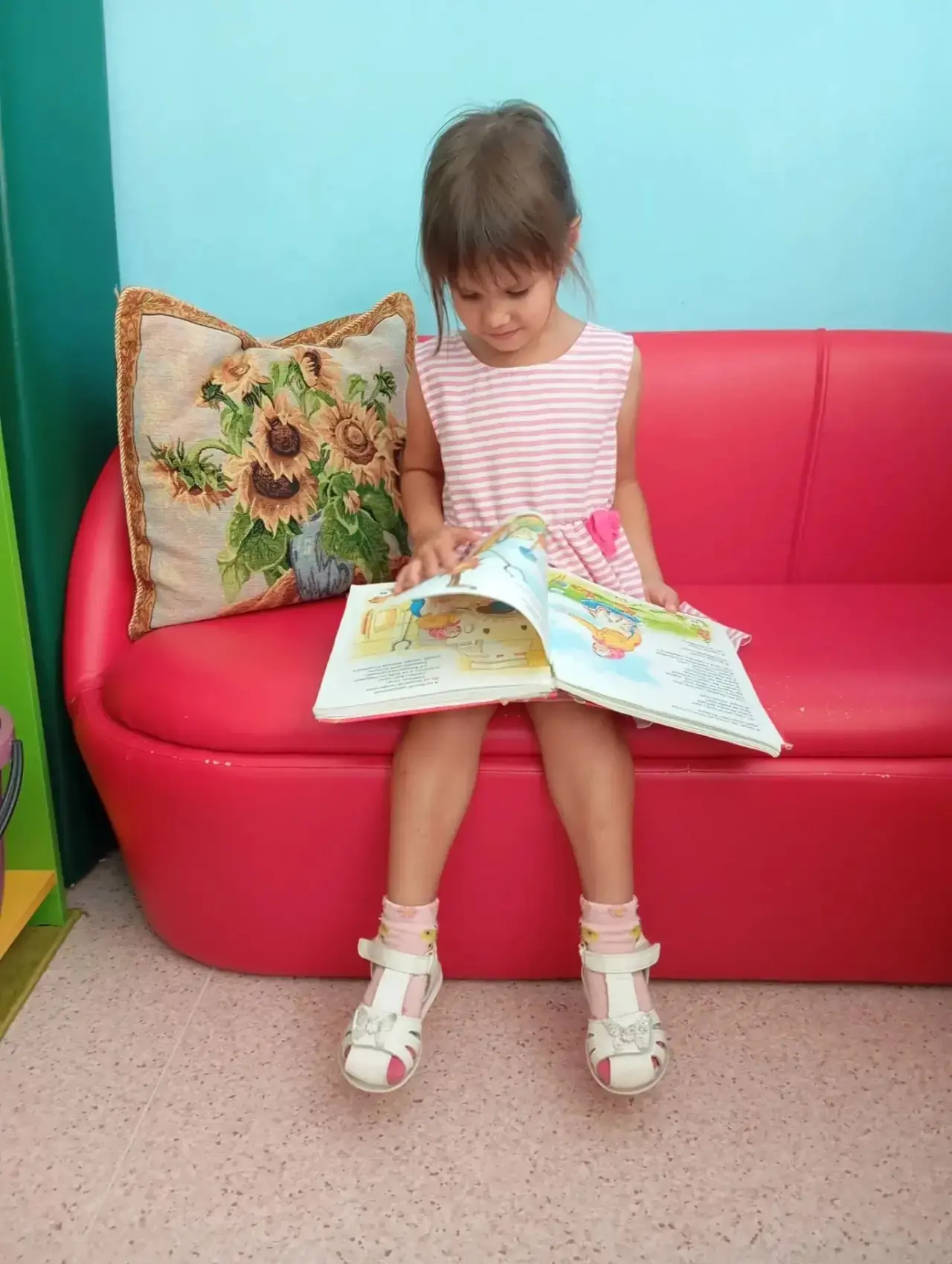 Путешествие в книжное царство: первая экскурсия средней группы «Радуга»
