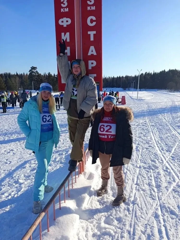 Наши педагоги — на лыжне! Это было красиво ❄️🎿  В минувшие выходные на лыжной базе Уралвагонзавода б