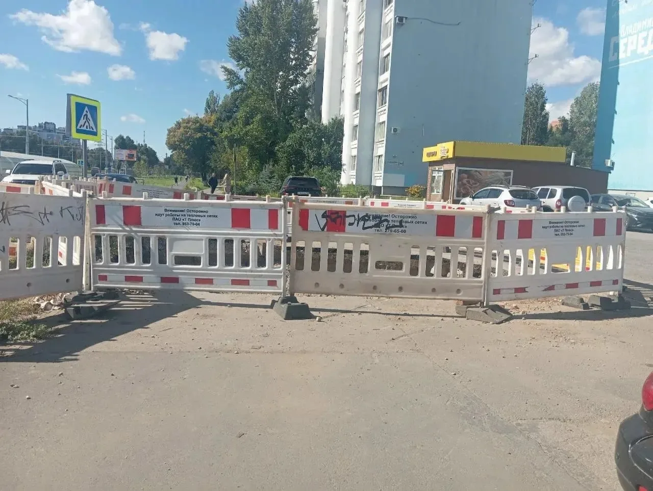Пересечение Московского шоссе и улицы Губанова. Третий месяц огорожено, работы никакие ...