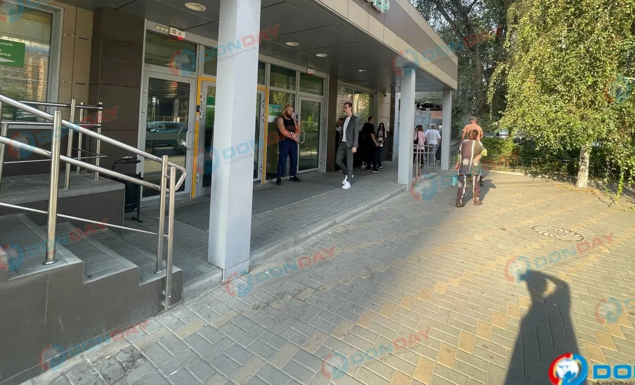 ❗️ Эвакуировали отделение Сбера из-за подозрительного пакета в центре Ростова