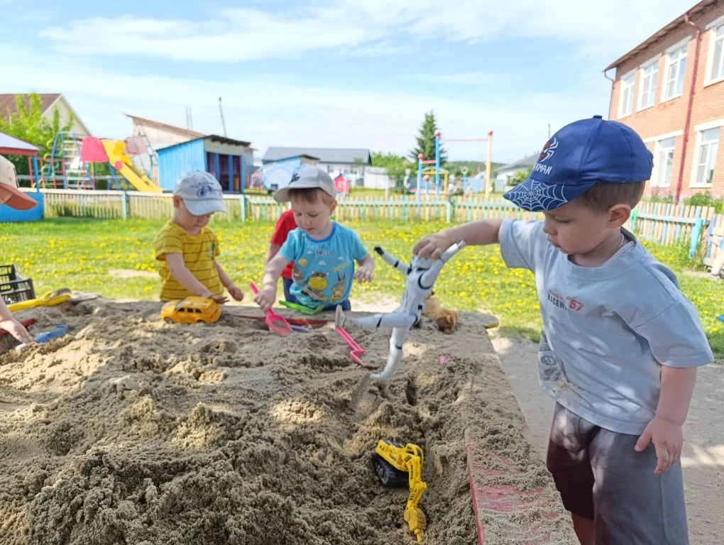 🏖️ Песочница для ясельников — не просто развлечение. Это маленький мир, где малыши уча...