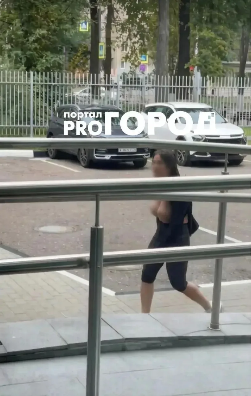 😳 Девушка с голой грудью бросалась на людей в районе улицы Победы