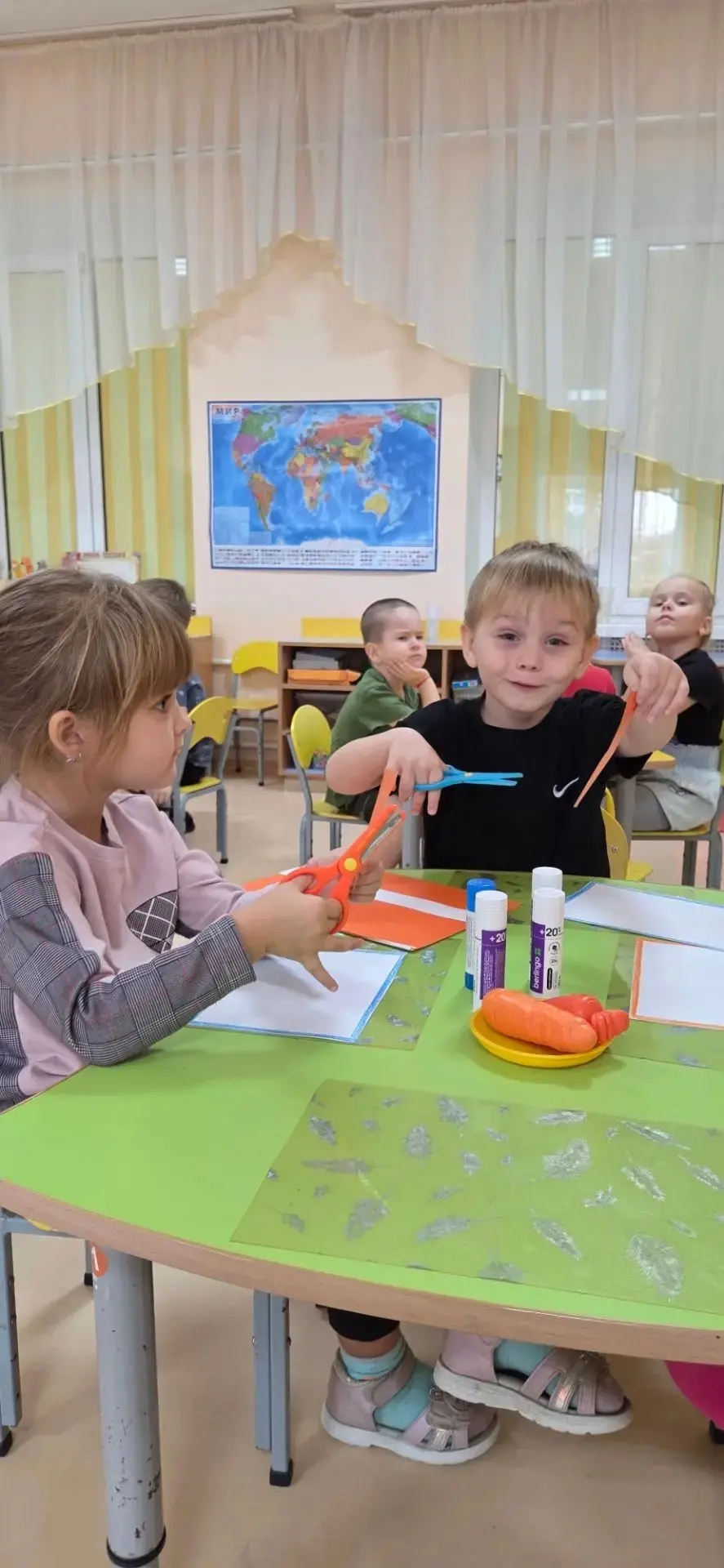 На занятии по аппликации в средней группе ребята учились создавать аппликативные изобра...