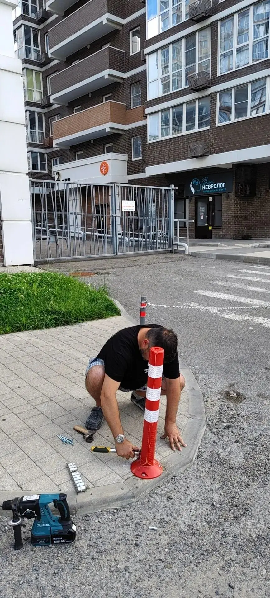✅УК был установлен очередной новый столбик, на тротуаре в районе рампы пожарного выезда.