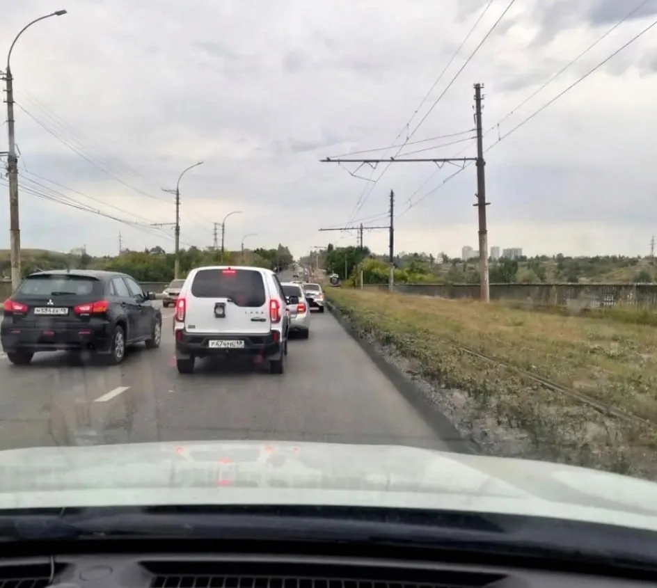 ⚡️ Липчане больше месяца стоят в огромных пробках на Октябрьском мосту — утром можно по...