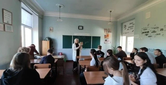 Сотрудники Ждановской библиотеки для взрослых провели для школьников час профориентации...