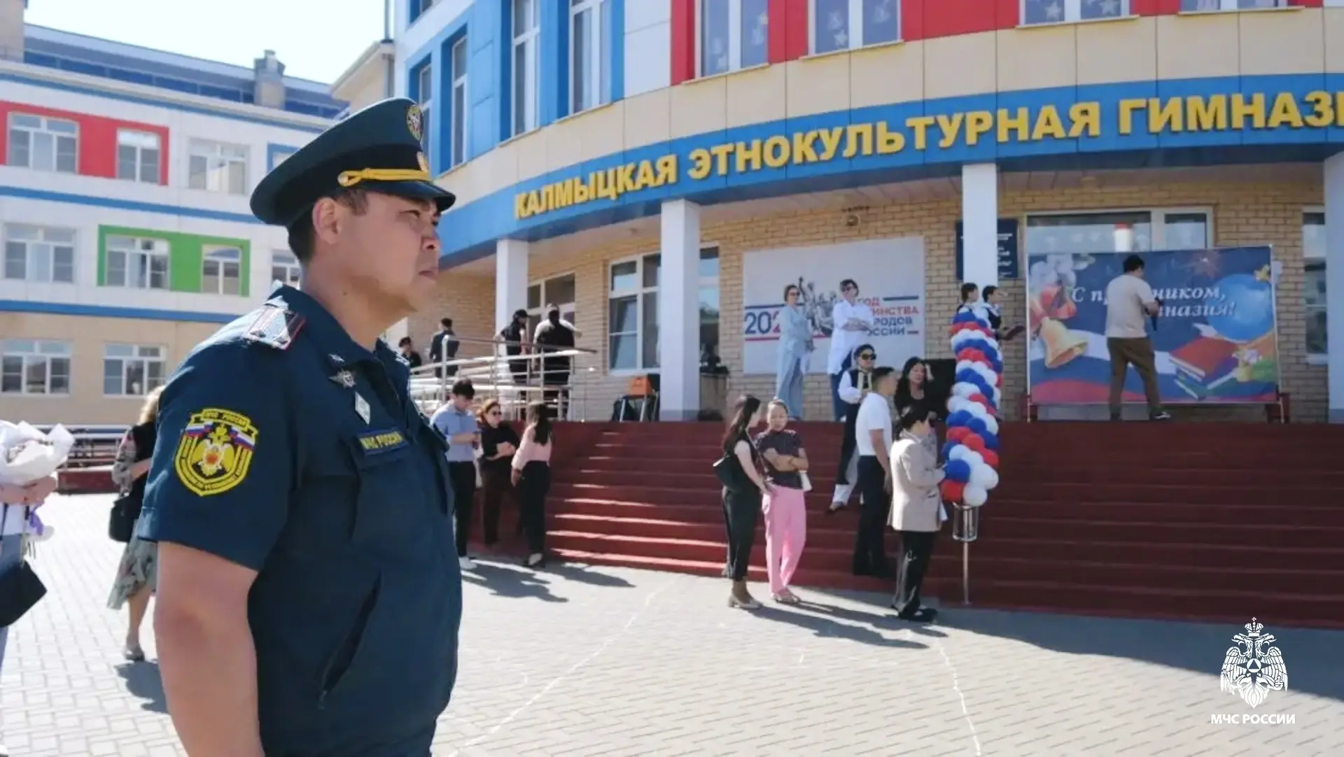 🎊Безопасный «Последний звонок»: сотрудники МЧС России обеспечивают пожарную безопасность на торжеств