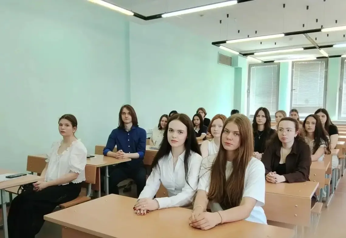 🇷🇺В преддверии Дня России кафедрой иностранных языков 3 ВШСГН  была организована дискуссия "Будуще