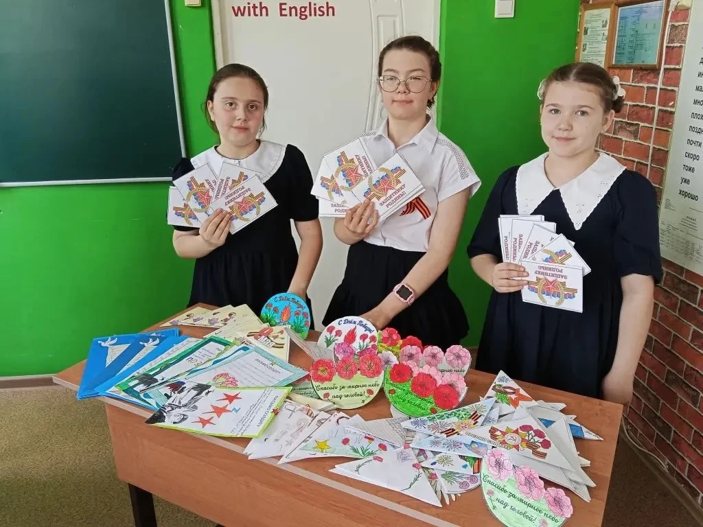 В предверии праздника Великой Победы ребята начальной школы под руководством своих учителей и старше