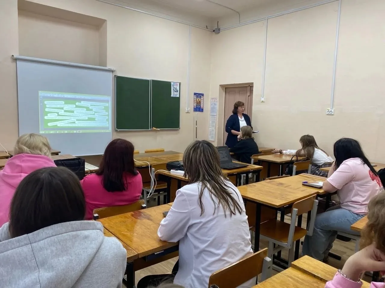 🌟 Что нас объединяет?
18 мая в колледже состоялось очередное занятие из цикла «Разговоры о важном»,