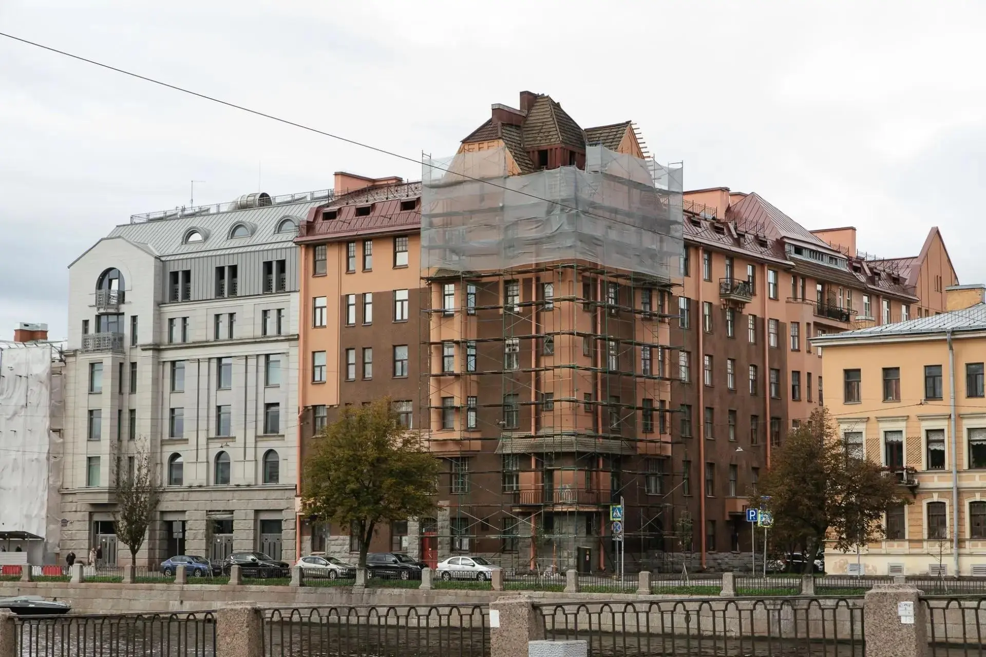 На углу набережной Фонтанки и Климова переулка реставрируют керамическую черепицу дома ...