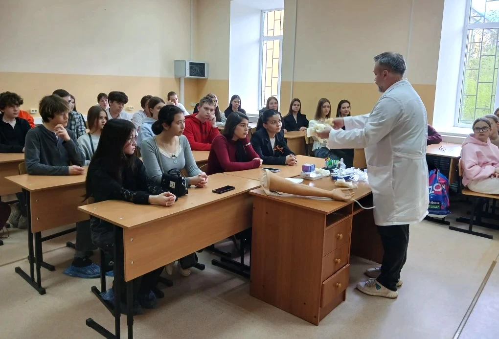 Школьники из Оренбурга познакомились с сестринским делом  Школьники 10-11-х классов из Оренбурга смо