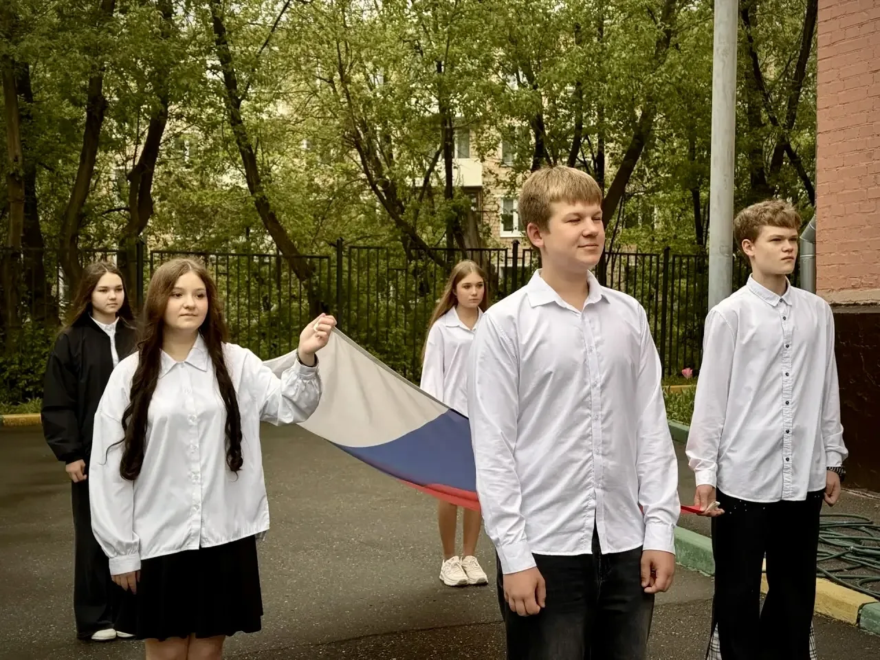 С чего же начался первый учебный день после длинных праздников?   🇷🇺 Конечно же, с поднятия флага Ро