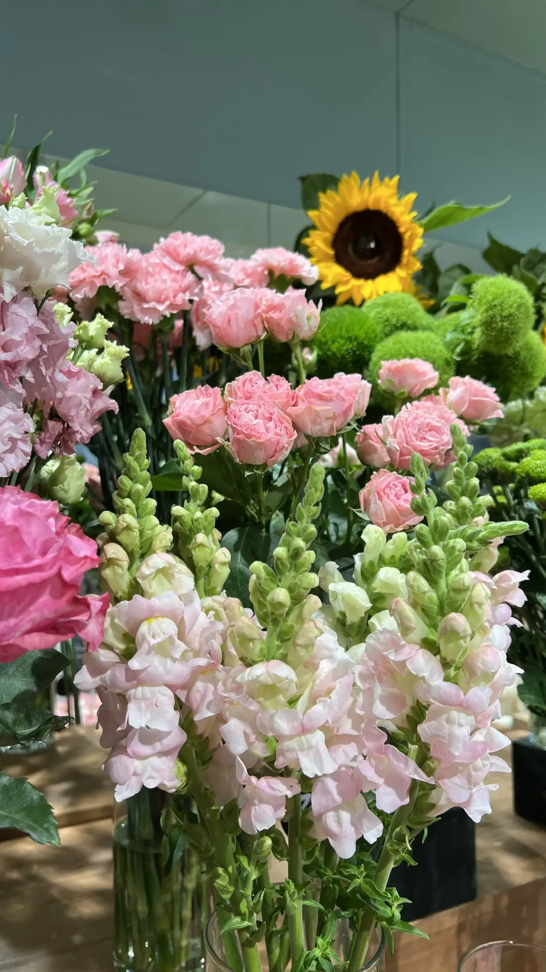 Начинаем неделю со свежей поставки и красивой витрины✨💐