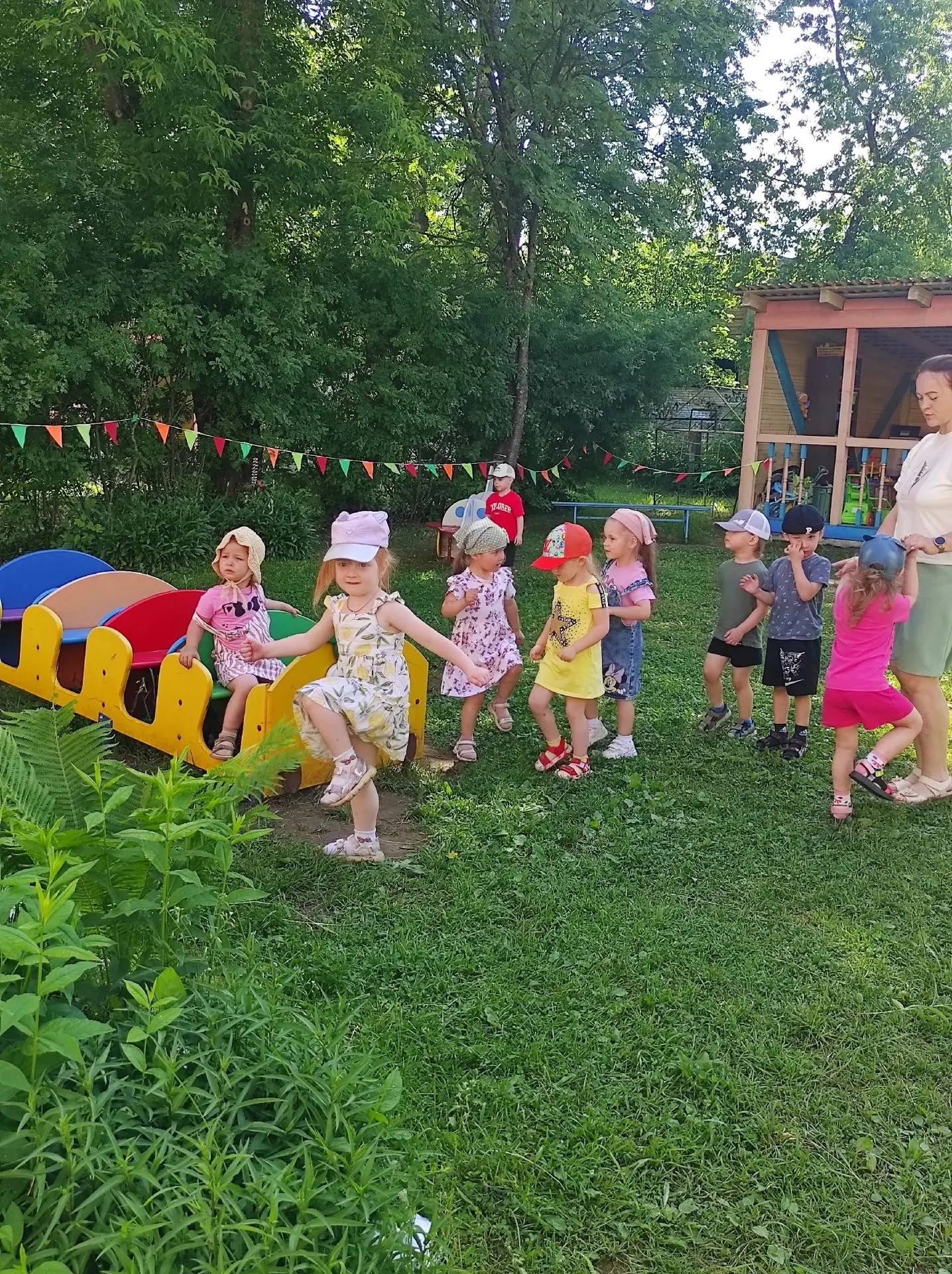 На прогулке каждый малыш находит занятие по душе👫 
Музыкальные занятия проводятся на участке🎼🎹🥁 