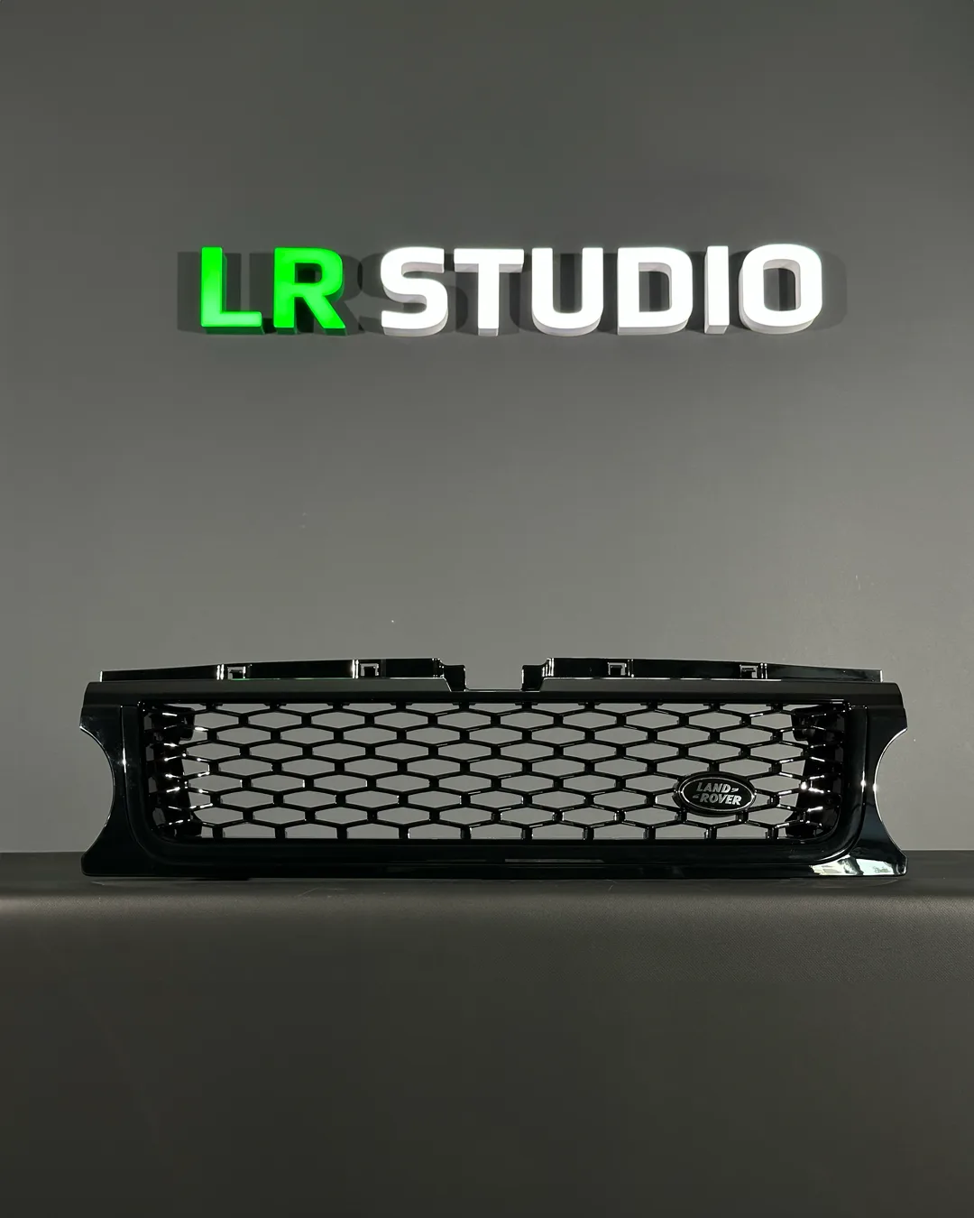 Решетка радиатора для Range Rover Sport 2010-2012 г.в. черная как ночь!
Решетка встает в штатные мес