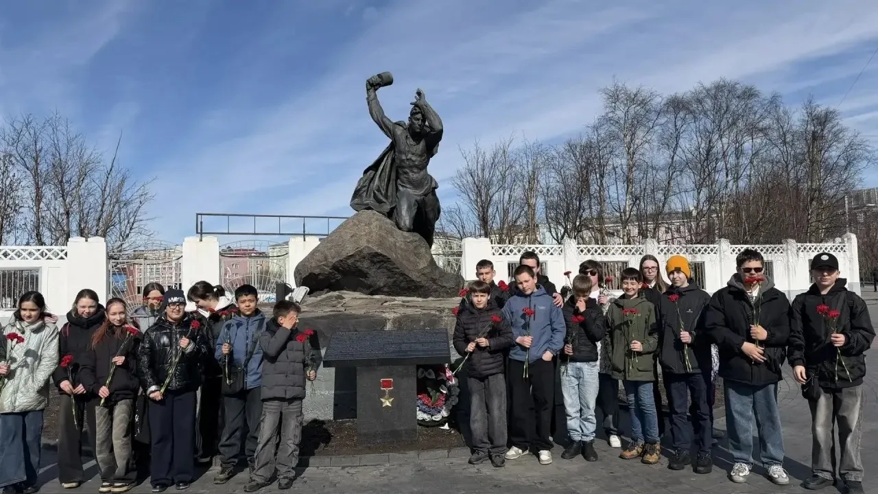 💐 В рамках Всероссийской акции «Цветы солдату» ученики 6 «В» класса вместе с классным руководителем 