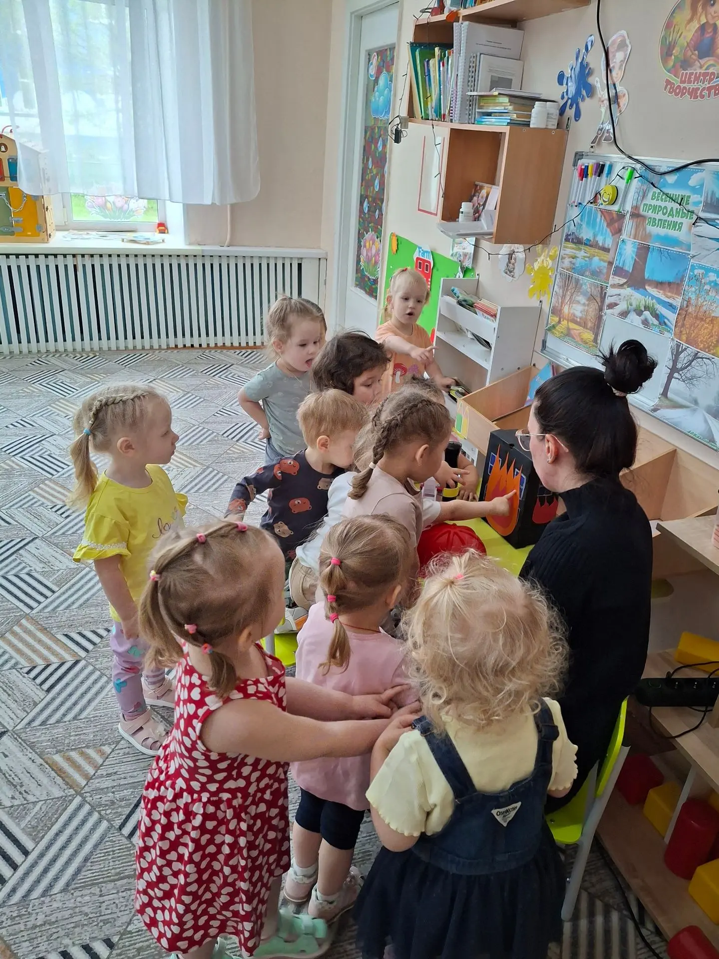 Юные пожарные

В группе раннего возраста прошло увлекательное занятие. Ребята на время стали настоящ