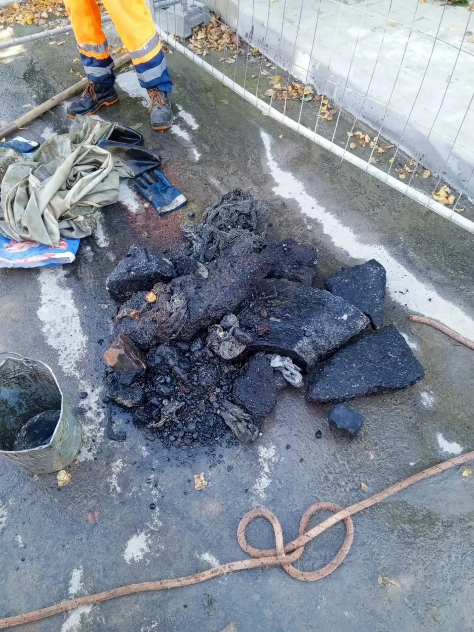 Бригада Водоканала выловила из канализационного колодца на Старокаменной куски снятого ...