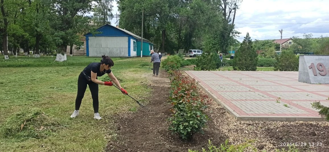 Провели сегодня своими силами субботник на территории памятника солдатам, погибшим в го...