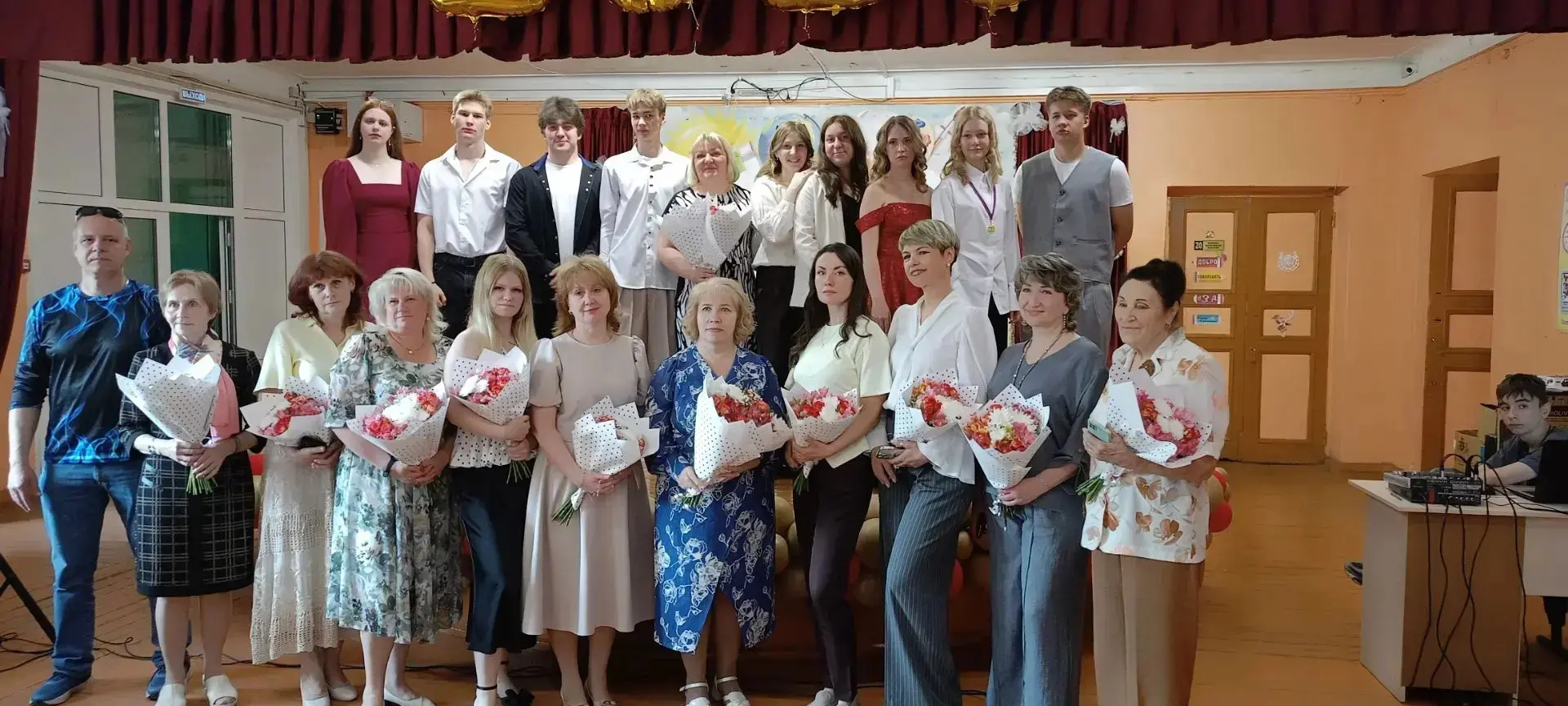 В нашей школе прошли мероприятия, посвящённые вручению школьных аттестатов.  Оно знаменует собой зав