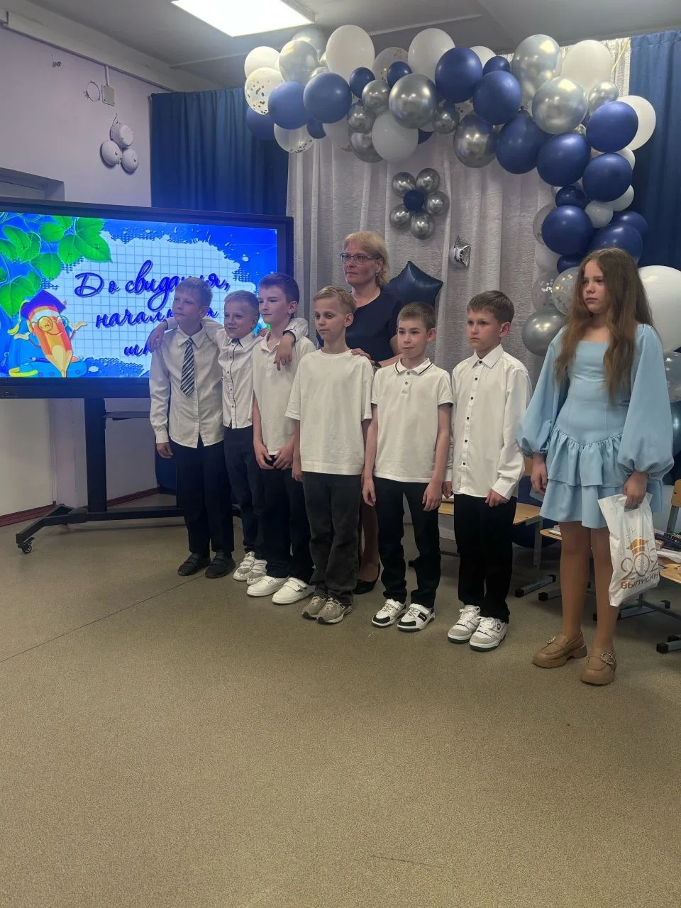 Ура, выпускники! 🎉 Наш 4 класс прощается с начальной школой!

Какая же это была чудесная пятница! ✨